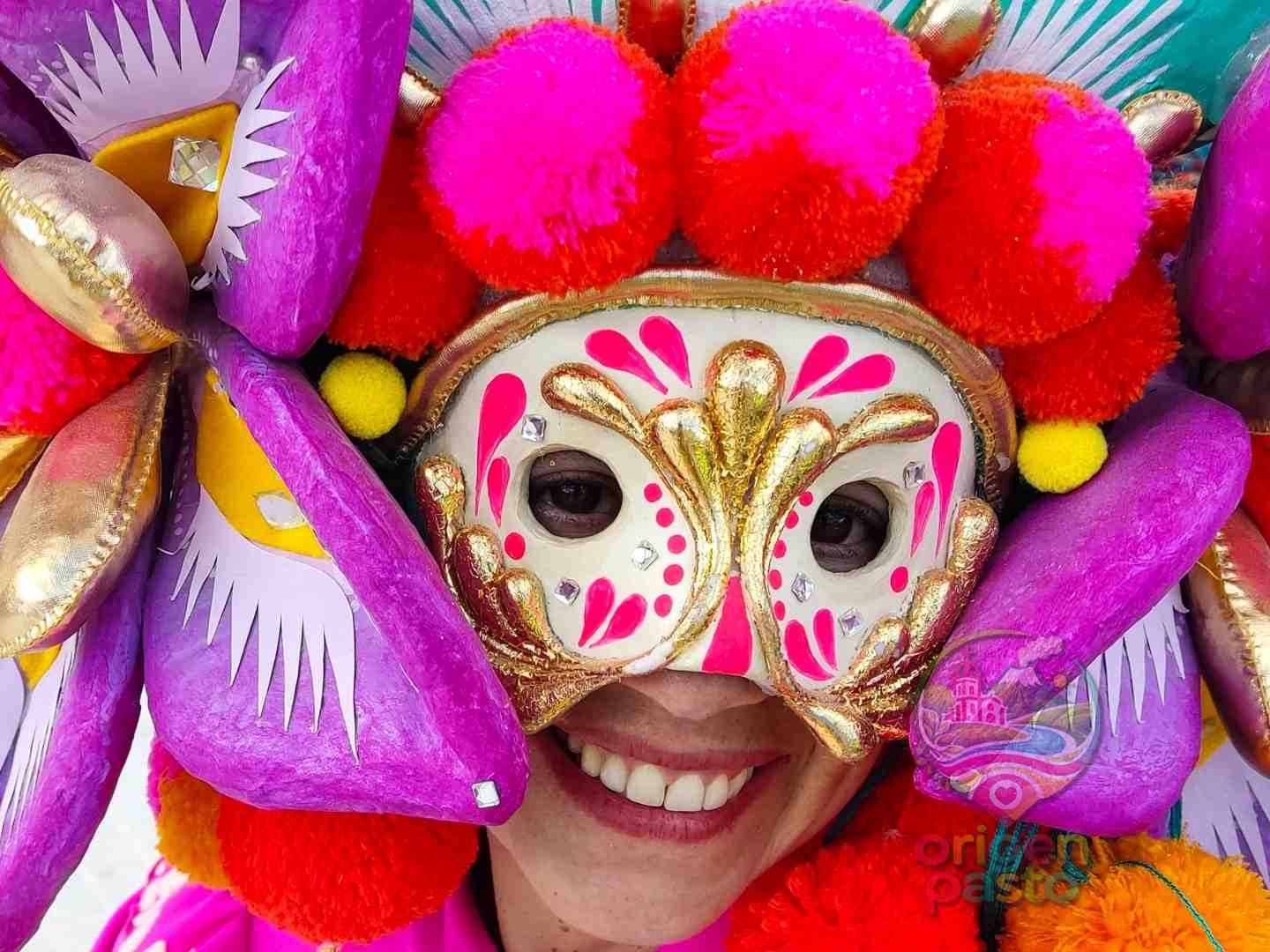Artesana de Pasto con máscara tradicional del Carnaval de Negros y Blancos, Nariño