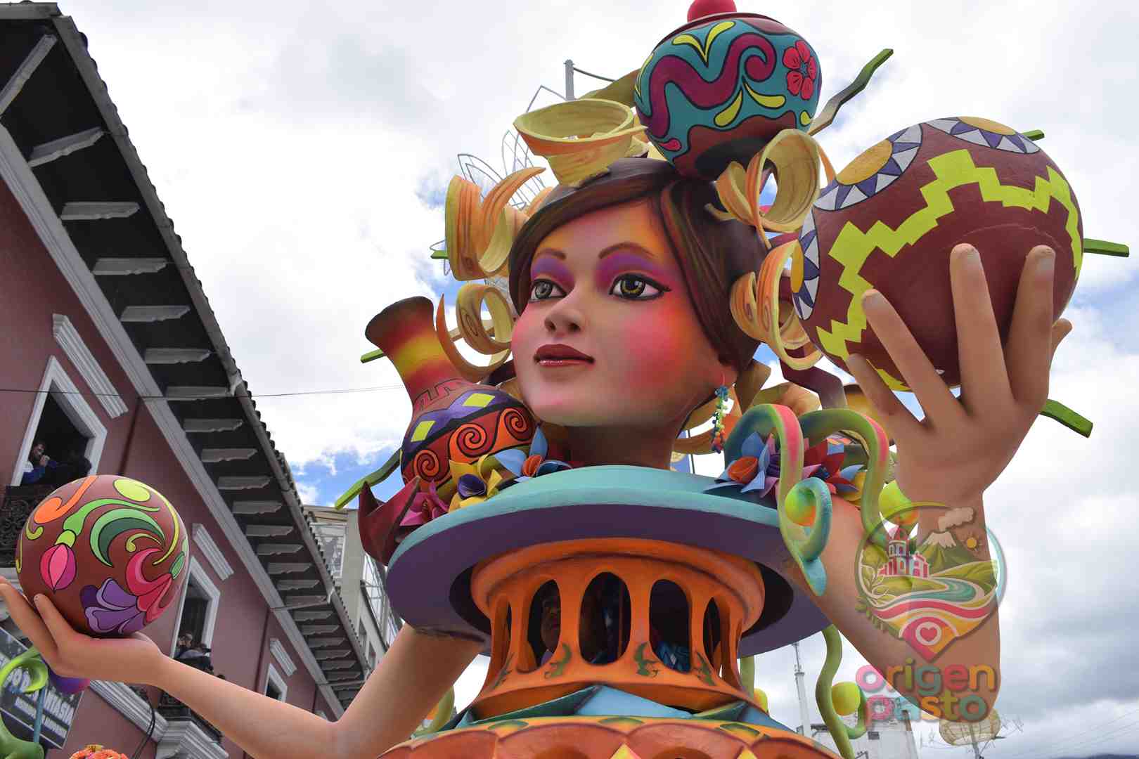 Pieza artesanal con motivos de Barniz de Pasto, técnica del mopa-mopa, Nariño