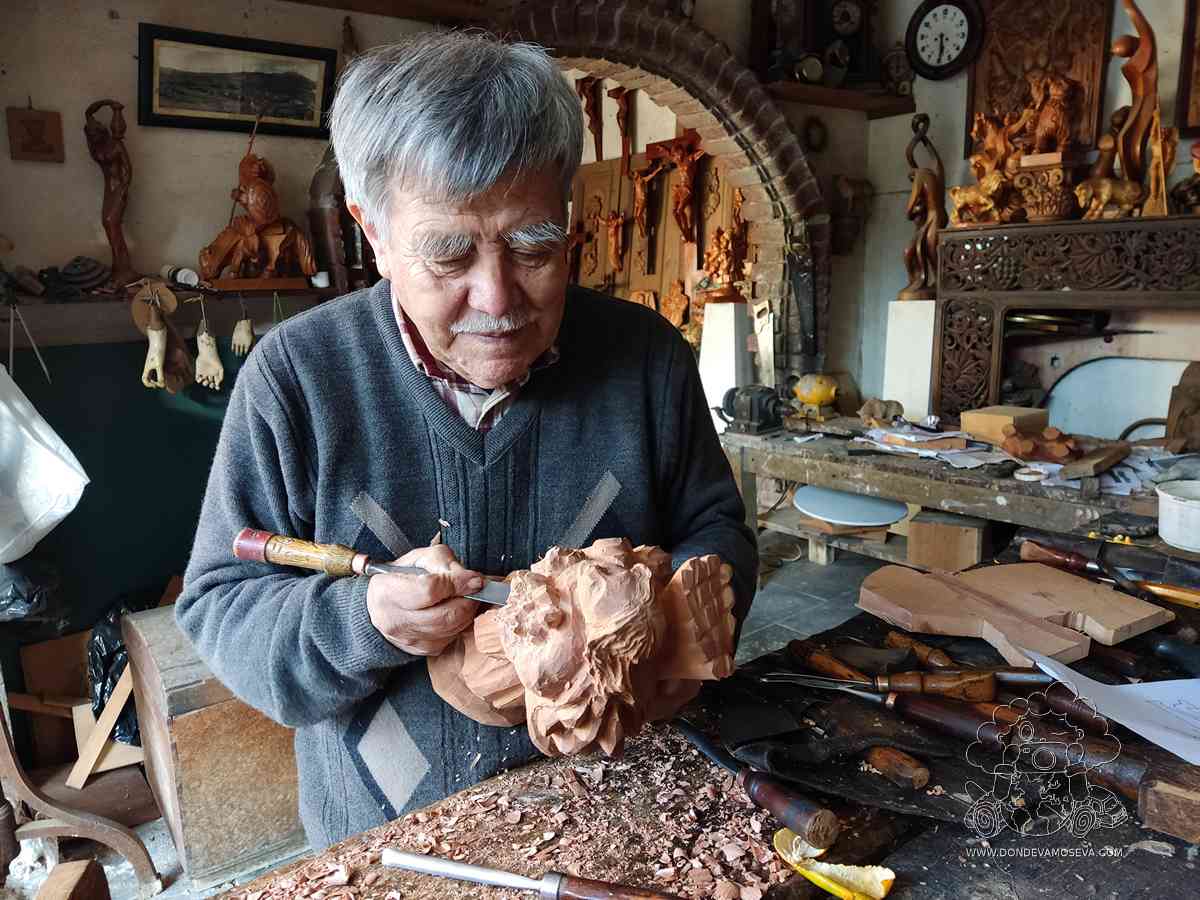 Retrato del Maestro Hernando Zambrano tallando madera en su taller, Pasto