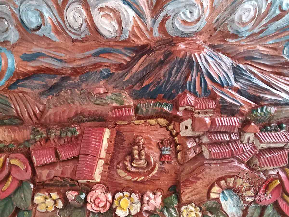 Talla en madera del paisaje del volcán Galeras, obra del maestro Hernando Zambrano