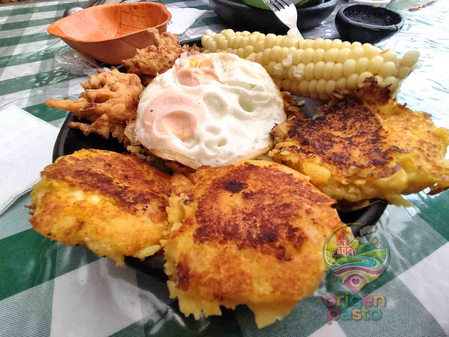 Lapingachos con huevo frito y mote, plato típico de la gastronomía de Nariño