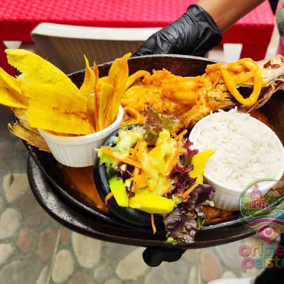Plato de mariscos y pescado con arroz y patacón, gastronomía de Pasto Nariño