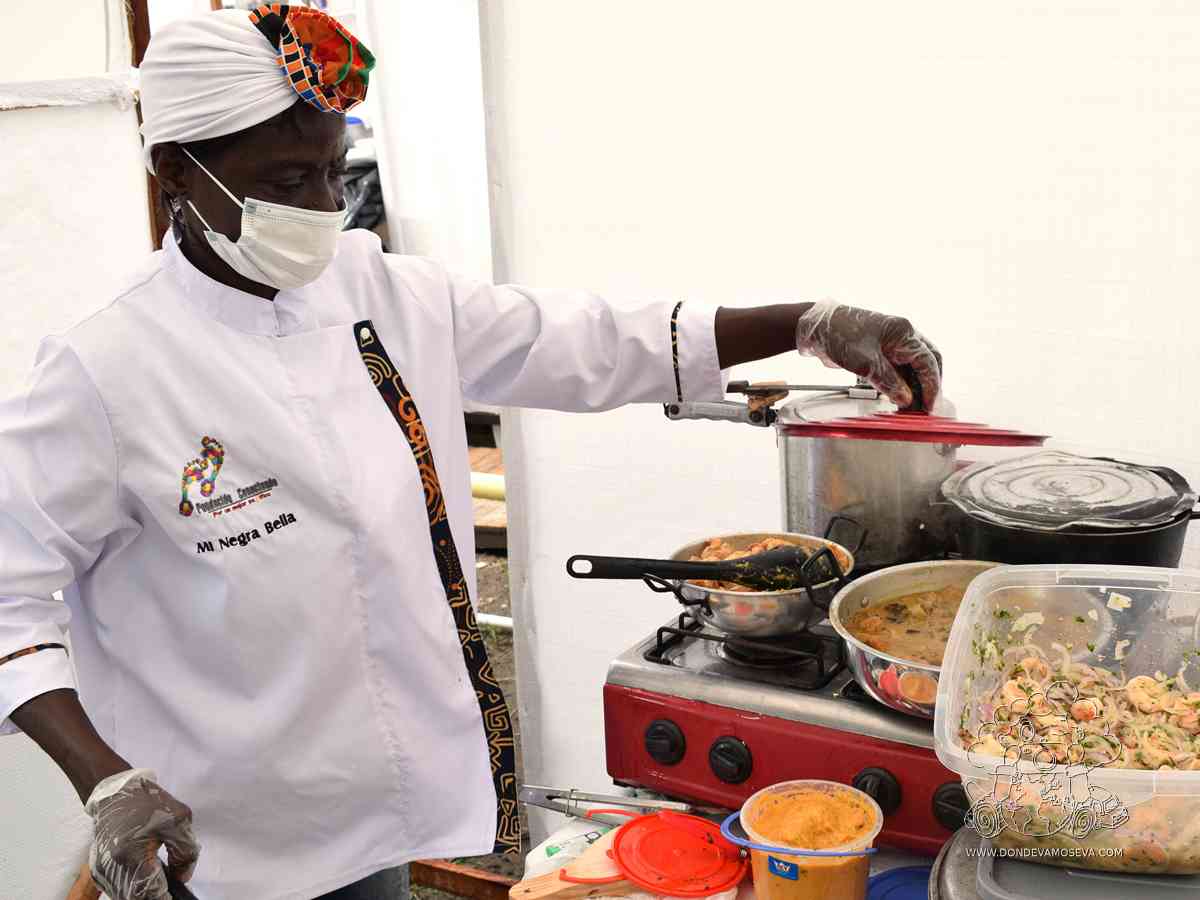 Cocinera preparando gastronomía del Pacífico nariñense en Tumaco