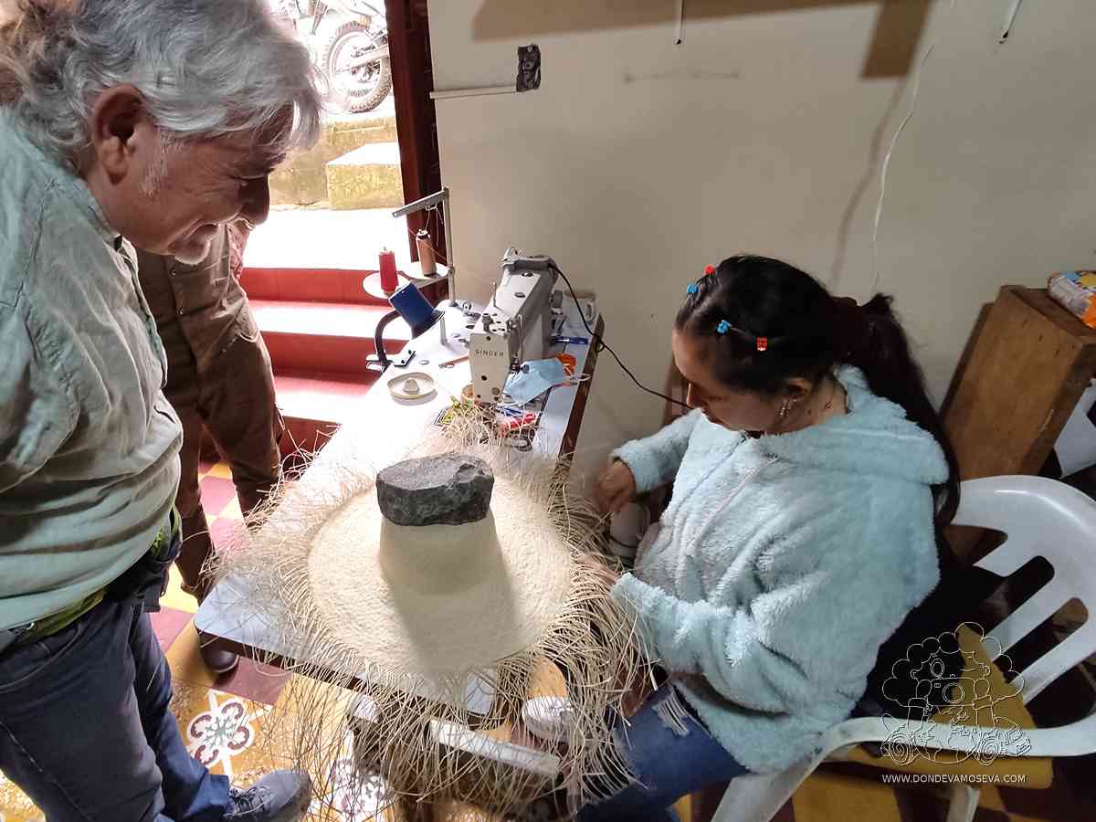 Emprendedora tejiendo un sombrero artesanal en Sandoná, Nariño