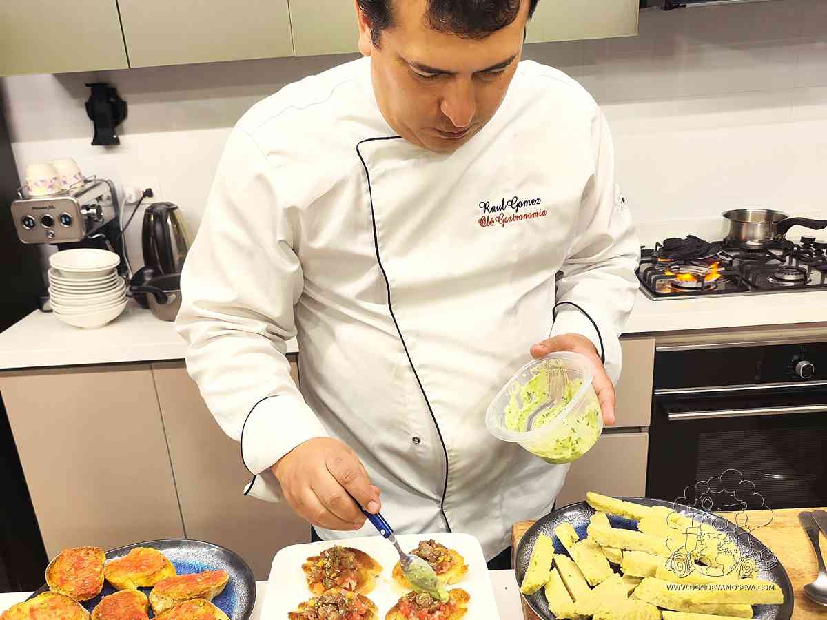 Chef Raúl Gómez presentando gastronomía con productos de Ricaurte, Nariño