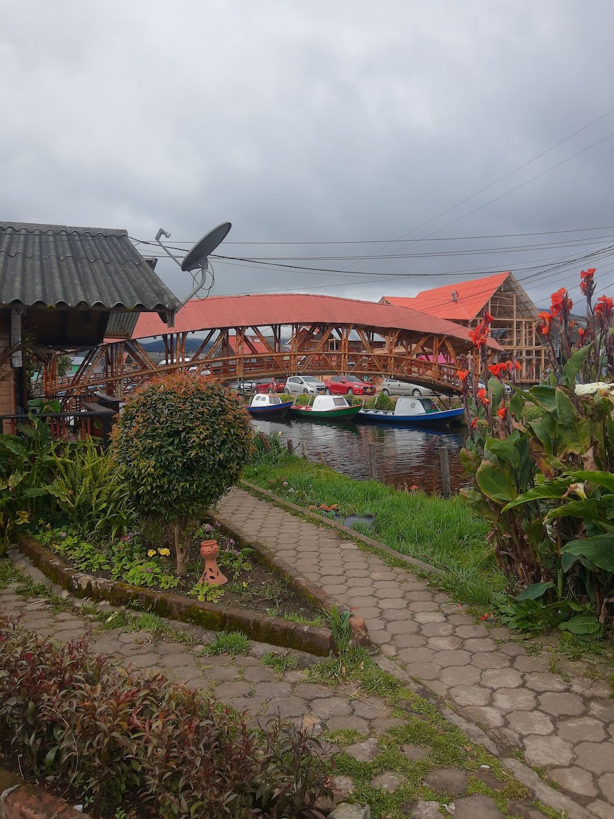 Vista panorámica de la Laguna de la Cocha en Nariño, Colombia